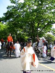 葵祭の前儀　賀茂競馬会 : 下鴨神社をあとに上賀茂神社へ先導する乗尻