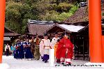 葵祭の前儀　賀茂競馬会 : 右方念人(かいか)と蓬色(よもぎいろ)の狛鉾（こまぼこ）装束の乗尻