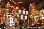御霊さんで一初を　大田ノ沢で杜若 : 御霊祭の神輿が境内に咲く一初に取り囲まれる