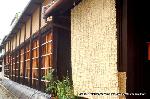 スローインテリア　/ 京すだれ : 出格子に簾がかけられガラス戸はあける