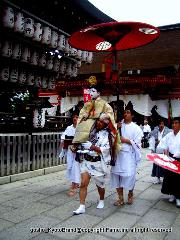 祇園祭　生稚児結納の儀 : 強力に担がれ社参する生稚児
