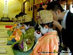 祇園祭　生稚児結納の儀 : 固めの盃を飲み干す