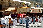 祇園祭　生稚児結納の儀 : 洛中絵図や祇園祭屏風にもその姿を残す傘鉾である