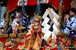 祇園祭　生稚児結納の儀 : 金団扇も舞と同調している