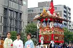 祇園祭　生稚児結納の儀 : 長刀鉾に養子に出した稚児家の母親と長刀鉾