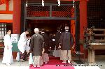 祇園祭　清々講社 : 禰宜に迎えられ、殿上で祭礼の安全を祈願