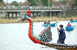 秋、嵐山もみじ祭り : 渡月橋に龍頭船