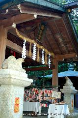 狛龍の伏見神宝神社 : 神宝宮本田の前には天龍・地龍が座っている