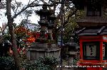 平清盛　縁の地をゆく その六　八坂神社 : 境内から西門をのぞくと