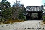 小野小町ゆかりの随心院の観梅会 : 薬医門