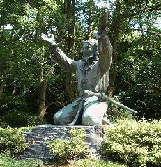 出雲大神宮と出雲大社 : 出雲大社にある、大国主神の銅像