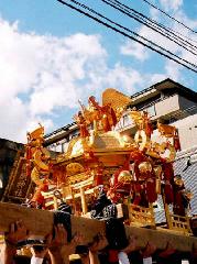 晴明祭の憂鬱 : 鳥居前での晴明神輿の差し上げ