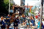 粟田祭にみる当家飾の剣鉾 : 棹を担ぎ、差し手は鉾差しする