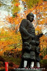 泉涌寺　紅葉の歩きかた : 子護大師像