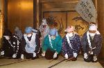 煤払い : 清浄講の大団扇で内陣から