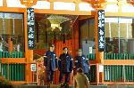 おけら参りと晦日蕎麦 : 西門から入門規制の石段下を見下ろす警官