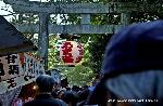 おことうさん : 12月25日は、
終い天神と呼ばれ
京都の一年の行事を締めくくる師走の恒例神事として
京阪神はもとより全国からの多数の参拝者で賑わいます。

正月の祝箸やお屠蘇等が授与され、
参道には露店も例月以上に多く、
植木・骨董・古着・衣料品などの店に加えて、
この日は「葉ボタン」・「〆飾り」・「荒巻き鮭」などの正月用品を商う店が目立ち、
境内は迎春準備の慌しさでいっぱいです。

大学・高校・中学校等の入学試験を直前に控え、
真剣な受験生、父母等の参拝も多く、
合格祈祷を受けたり、絵馬に願い事を託す真摯な姿が多く見られます。

■開催会場：北野天満宮 （京都市上京区馬喰町）
■開催日時：2014/12/25
■料　　　金：境内無料
■お問合せ：北野天満宮 TEL.075-461-0005