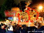 探し物は箸枕  : 市内各地で秋祭が酣。10月は北野神社ずいき祭のはじまり、見逃せないのが洛南最大の祭礼といわれる「御香宮祭10/3-10/11日」。古来『伏見祭』とも称せられ、各町内より『花傘』が神社に多く参拝するのが有名で、別名『花傘まつり』とも称せられ、六百年にわたる伝統の上に花傘が年々町内の人々の趣向を凝らした姿で祭礼に参加するのである。 神幸祭の中心は神輿渡御で、旧神輿は、徳川家康の孫娘、千姫の初誕祝いに奉納された。通称『千姫神輿』は、日本一重い神輿として氏子の自慢の一つであったが余りにも重く、今はかけない。 現在は、境内見所に保管されており、祭礼期間中のみ、見学ができる。 