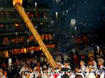 祇園祭と鴨川 : ■時間：7月10日　20:00?
■場所：八坂神社?四条大橋
7月17日の神幸祭に渡御する八坂神社の3基の神輿のうち、　
主神を祀る中御座（なかござ）の神輿を
鴨川の水で清める神事です。この日は、鉾建て・幣切り（しできり）、神事用水清祓式、お迎え提灯とがあり、神様を迎える長い一日となります。