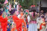 京の七夕祭 : 「七夕小町をどり」は、
江戸時代初期・中期に、京都などで七夕(たなばた)の日に少女たちの踊った風流踊りのこと。
美しく着飾り、太鼓で拍子をとって踊ったといわれています。
乙女たちが七夕の大笹を廻り、技能・芸能の上達を祈って踊り歩いた故事にちなみ、
あでやかに踊るまさに夏の風物詩です。

