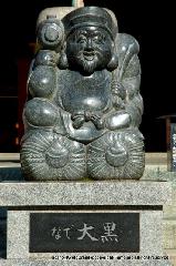 京菓子　花びら餅（葩餅） : 都七福神に挙げられている大黒さんの縁日である。
本尊の大黒天像は伝教大師の作で開運招福の福神として広く信仰を集めている。縁日は年六回の甲子祭（六十日に一回）と正月初子の日などに行われ、ご祈祷、ご幣が授けられる。