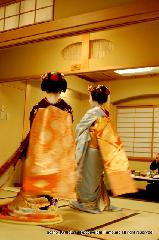 京料理ブランドの信義 : 京料理花郷での今年最後の新年会の席で・・・舞妓さんの舞が
日本人だね、京都だね。京都の夜にありがとう!