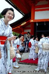 祇園祭　清々講社 : 7月初旬京舞井上流一門の舞妓芸妓約百名が｢祇園祭の無事｣｢芸事上達｣｢祗園の発展｣を祈願する真夏の恒例行事。
白と紺の涼しげな浴衣姿にスッピンで、花街から参集してくる。普段の華やかさとは違った光景に、お千度を見物にくる人が年毎に増えている。