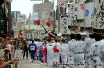 祇園祭　鱧 : 1日の吉符入りを皮切りに祇園祭の諸行事、神事が執り行われている中、山鉾巡行・神幸祭の前の10日は、「神用水清祓式 」「幣切」「鉾建て」「お迎提灯」「神輿洗」と、長い一日となるだろう。
神を迎える前の市民上げての奉祝の一巻である。
写真のお迎え提灯は、神輿洗の神輿渡御を迎えるための町衆の歓待を今に残す祭事となっている。

