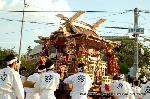 探し物は箸枕  : 10月1日神幸祭　4日還幸祭　5日后宴祭（ごえんさい/八乙女舞奉納）

京都の代表的な秋祭として知られるずいき祭は､村上天皇の御代(天慶9年?康保4年・西暦946?967)にはじまると伝えられ､御祭神菅原道真公が大宰府で彫られた木像を随行の西ノ京の神人(じにん)が持ち帰りお祀りし､秋の収穫時に野菜や穀物をお供えしたのが始まりという。
 
今日では､北野の神を 10月1日から10月4日まで西ノ京の御旅所へお迎えして「ずいき御輿」を奉り、本年の収穫に感謝の誠心を捧げる。
