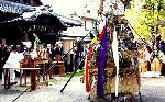 京菓子　花びら餅（葩餅） : 左義長のおこりは、平安時代に清涼殿の東庭で青竹を束ねて立てて、毬杖（ぎちょう）三個を結び付け、さらに扇子や短冊などをも結び、陰陽師が謡い囃しながらこれを焼く「左義長」という行事に由来しています。
 毬杖とはお正月の鞠遊びに使う鞠（まり）のことです。あがる炎で書初が高く舞い上がると書が上手になるそうです。
市内各神社で小正月15日まで執り行われます。