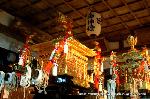 京の火祭・祭のはしご : 「岩倉火祭」は素朴でひなびた心温まる祭で、見せる為のものではない。
 氏子達が楽しみ願い感謝する祭の原型が見られる。
 祭礼は旧岩倉村6か町から構成される「宮座」によって執り行われ、「鞍馬の火祭」で松明の製作や祭りを担う「大惣仲間」等の組織と同種で、伝統的な祭祀組織が残っている。
以前は、「時代祭」の夜に「鞍馬の火祭」、そしてその明け方3時に石座神社の大松明に点火されるのが見られた。現在は、23日に最も近い土曜日に火祭りが行われている。