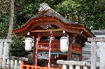 観梅　京の梅かほる : 御手洗川の上方に祭神瀬織津姫命（せおりつひめのみこと）を祀る
