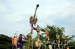 剣差し　嵯峨祭 : 全五基の剣鉾が立てられ、渡御の整列を待つ
