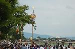 春祭最後の嵯峨祭 : 剣鉾が　天をさす様　渡月橋