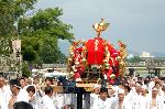 春祭最後の嵯峨祭 : 嵐山渡月橋を背に嵐亭前へ向かう愛宕神社の神輿