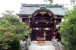 春祭最後の嵯峨祭 : 還幸祭渡御行列の到着を待つ勅使門