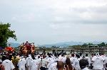 剣差し　嵯峨祭 : 嵐亭前を出発した神輿二基