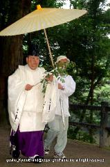 お田植祭・伏見稲荷大社 : 先頭を行く宮司の手に榊