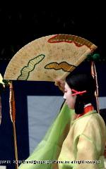 お田植祭・伏見稲荷大社 : 萌黄色の汗衫（かざみ）姿の神楽女の舞う「お田舞」