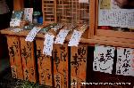 お田植祭・伏見稲荷大社 : 門前で売られる名物稲荷寿司
