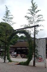 夏越祓　茅の輪くぐり : 立砂と茅の輪