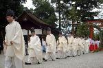 夏越祓　茅の輪くぐり : 三回くぐったあと、橋殿(拝所)に向かいくぐる