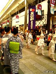 祇園祭あれこれ : 浴衣姿の舞妓さんも見物