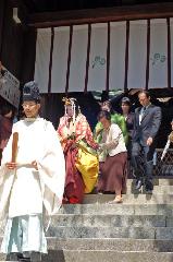 重陽の節句に烏相撲 : 重陽神事を経て細殿へ