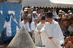 重陽の節句に烏相撲 : 烏帽子に白張姿の刀禰烏(とねがらす)