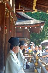 重陽の節句に烏相撲 : 宮司、権宮司は細殿の東西に着座