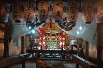 粟田大燈呂　ねぶた祭の原点か : 拝殿の粟田神輿