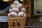 三千院初午大根焚きを歩く : 土井志し漬本舗が漬ける千枚漬の聖護院かぶら
