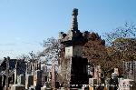 黒谷の梅から東北院軒端梅を歩く : 時の権力者の威光を表すかのごとく立派な供養塔