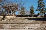 黒谷の梅から東北院軒端梅を歩く : 石段からみえる御影堂の甍